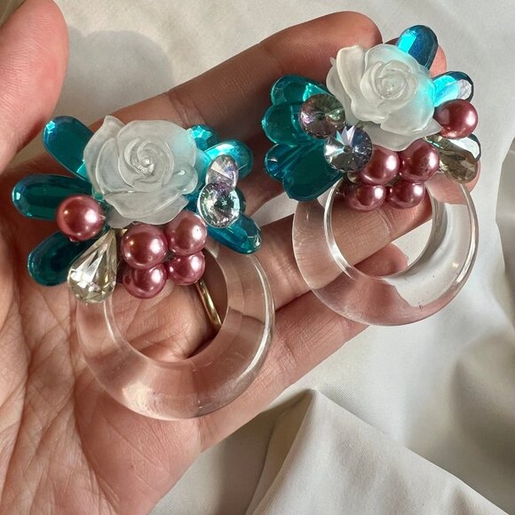 Vintage 80s Glam Rhinestone Lucite Faux Pearl Costume Estate Clip On Earrings - Picture 6 of 9